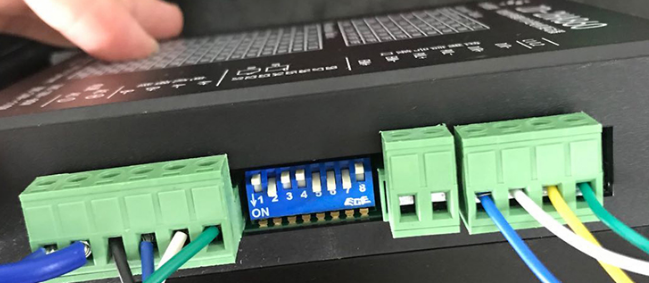 兩相低壓步進(jìn)電機(jī)與電影控制器接線